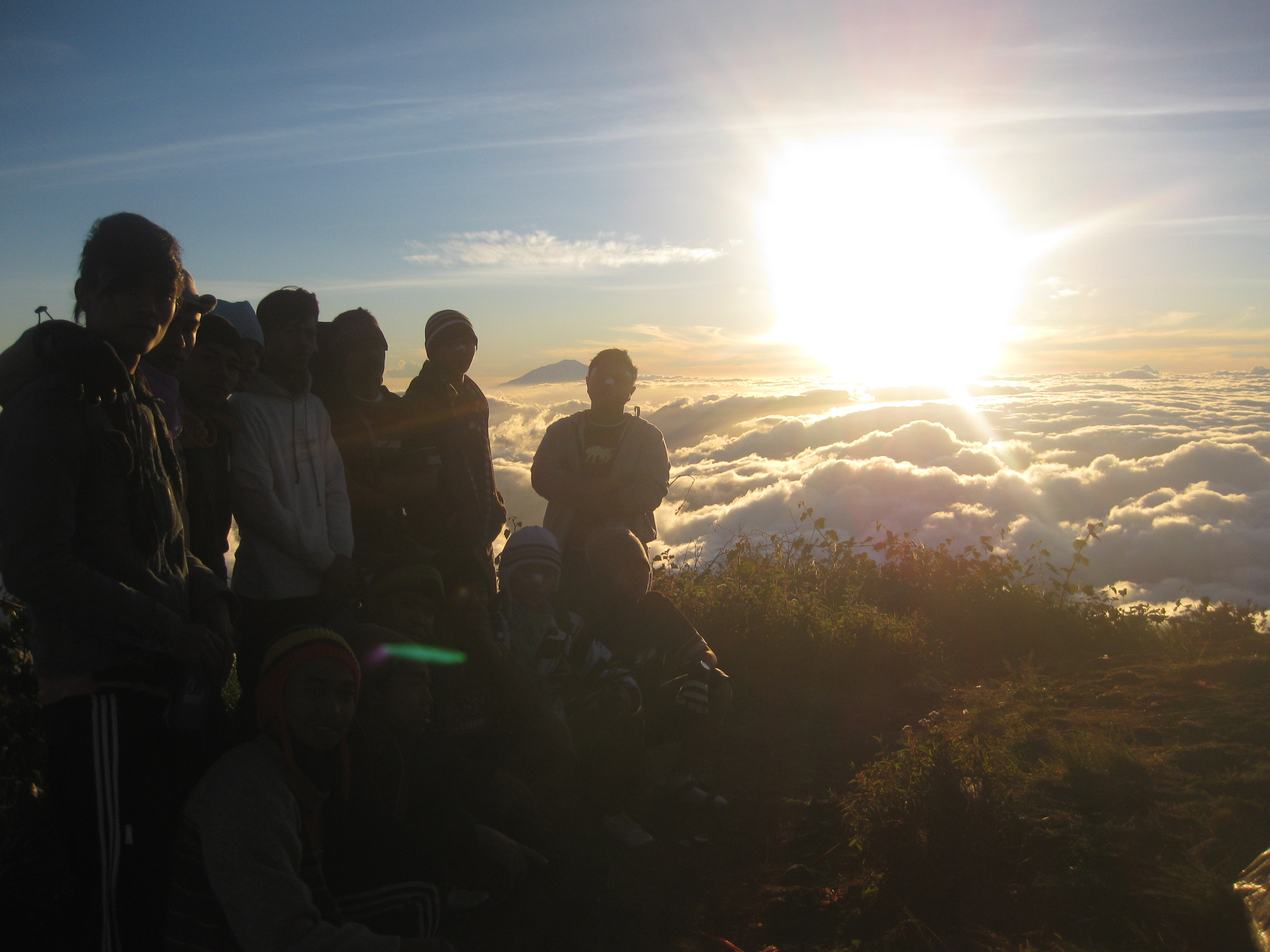 Pemandangan Kabut Awan Puncak Gunung Cikuray Indonesia Traveller